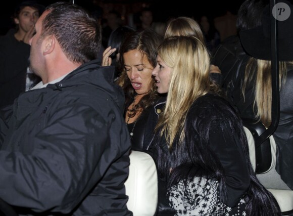 Kate Moss avec ses amies a débuté son enterrement de vie de jeune fille sur l'île de Wight en Angleterre pendant le célèbre Festival de musique. Le 10 juin 2011
