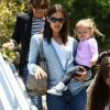 Jennifer Garner emmène Violet et Seraphina au parc, dans le quartier de Pacific Palisades, à Los Angeles. Juin 2011