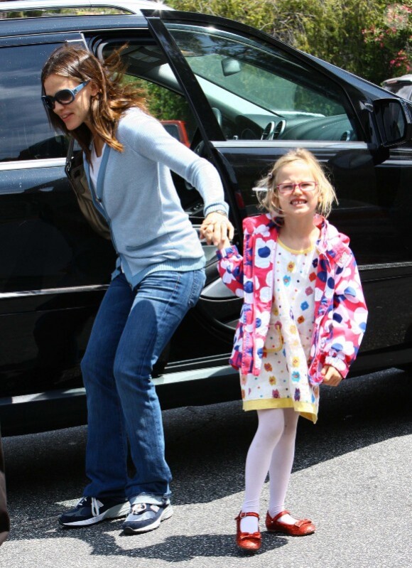Jennifer Garner emmène Violet et Seraphina au parc, dans le quartier de Pacific Palisades, à Los Angeles. L'aînée a un look de petit clown ! Juin 2011
