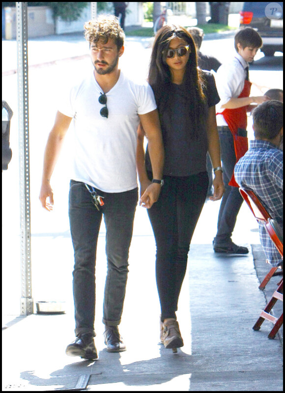 Shia Labeouf se promène avec sa petite amie Karolyn à Los Feliez, en Californie, dimanche 5 juin 2011.