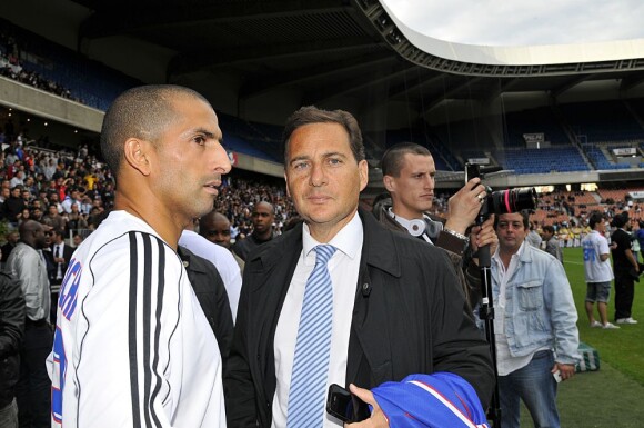 Eric Besson au Parc des Princes, à Paris, à l'occasion du jubilé du footballeur Bernard Lama, samedi 11 juin 2011.