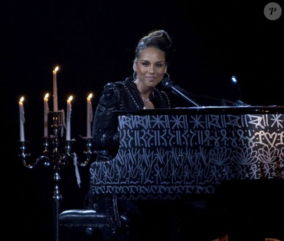 Alicia Keys se produit sur la scène du Palais des Congrès, à Paris, samedi 11 juin, pour son concert Piano & Moi.