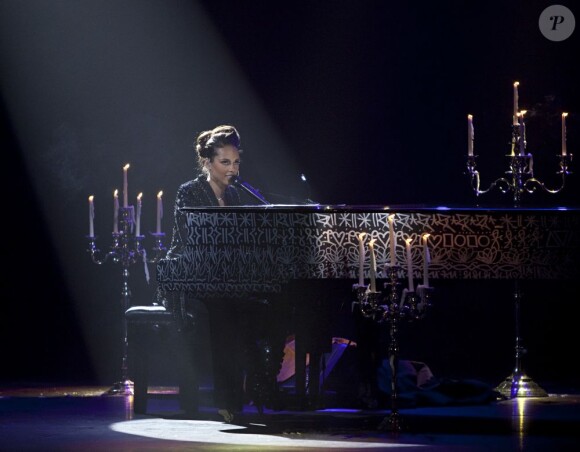 Alicia Keys se produit sur la scène du Palais des Congrès, à Paris, samedi 11 juin, pour son concert Piano & Moi.