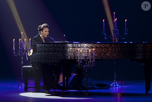 Alicia Keys se produit sur la scène du Palais des Congrès, à Paris, samedi 11 juin, pour son concert Piano & Moi.