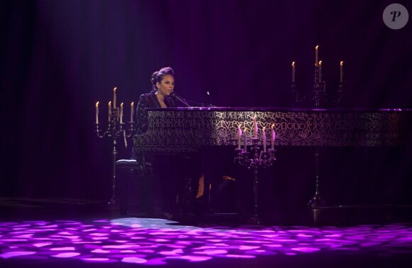 Alicia Keys se produit sur la scène du Palais des Congrès, à Paris, samedi 11 juin, pour son concert Piano & Moi.