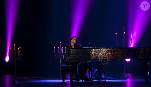 Alicia Keys se produit sur la scène du Palais des Congrès, à Paris, samedi 11 juin, pour son concert Piano & Moi.