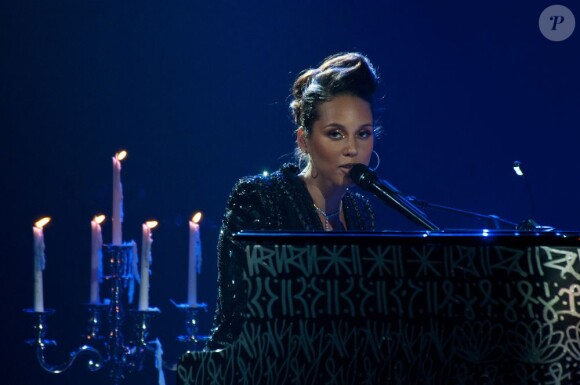 Alicia Keys se produit sur la scène du Palais des Congrès, à Paris, samedi 11 juin, pour son concert Piano & Moi.