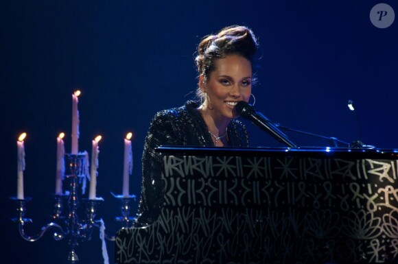 Alicia Keys se produit sur la scène du Palais des Congrès, à Paris, samedi 11 juin, pour son concert Piano & Moi.