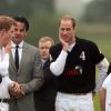 Les princes William et Harry lors du tournoi de polo caritatif à Sunninghill, près d'Ascot en Angleterre le 12 juin 2011