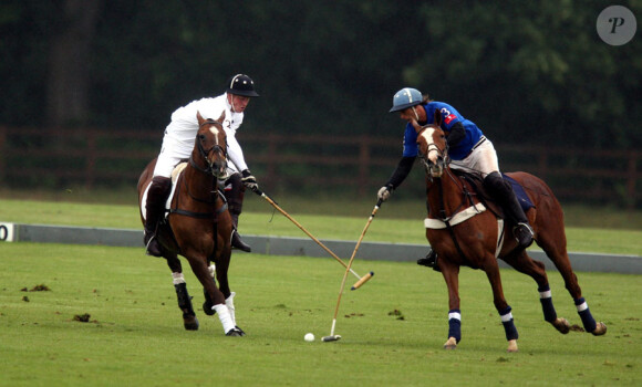 Le prince Harry lors du tournoi de polo caritatif à Sunninghill, près d'Ascot en Angleterre le 12 juin 2011