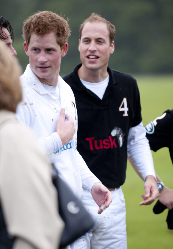 Les princes Harry et William lors du tournoi de polo caritatif à Sunninghill, près d'Ascot en Angleterre le 12 juin 2011