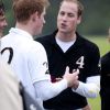 Les princes Harry et William discutent lors du tournoi de polo caritatif à Sunninghill, près d'Ascot en Angleterre le 12 juin 2011