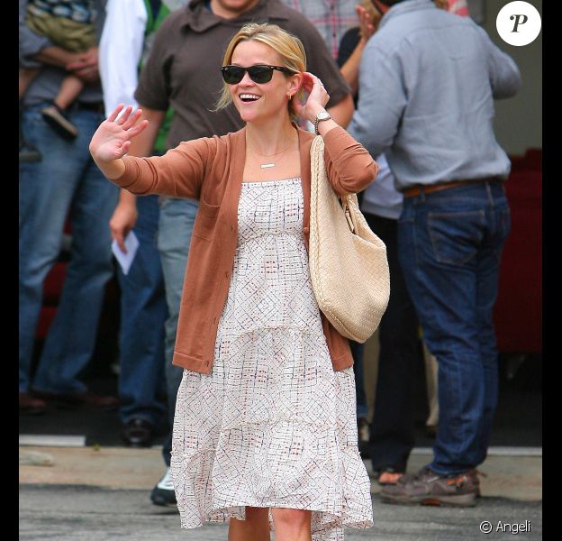 Reese Witherspoon en totale décontraction à la sortie de l'église, le 12 juin 2011 à Santa Monica