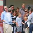 Reese Witherspoon regarde en direction de son fils, très élégant, le 12 juin 2012 