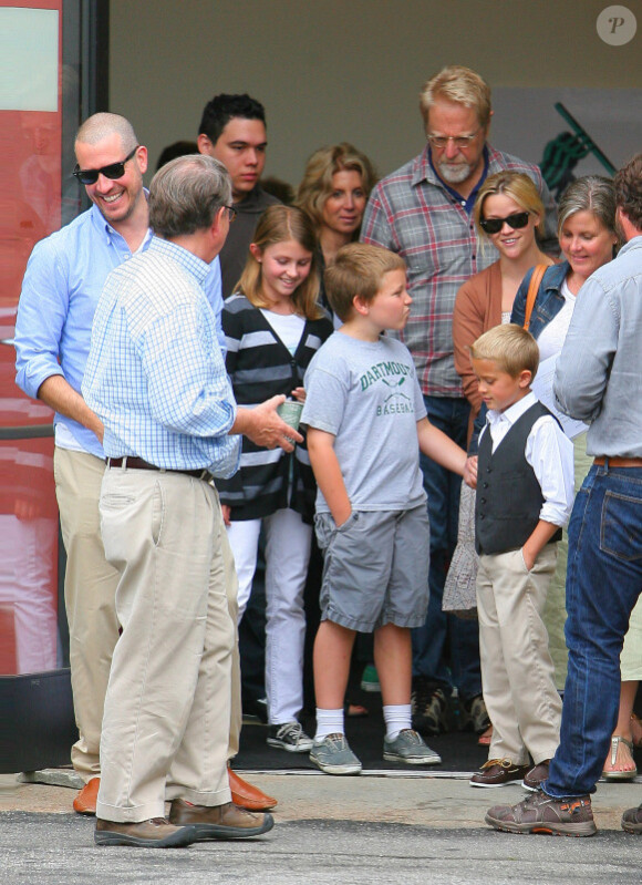 Reese Witherspoon regarde en direction de son fils, très élégant, le 12 juin 2012