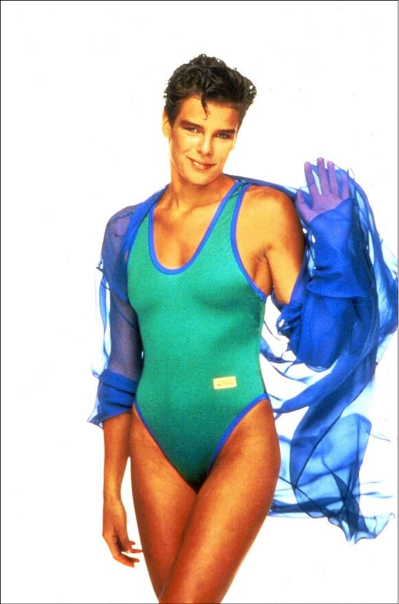 En 1986, Stéphanie de Monaco pose dans les modèles de sa propre ligne de maillots de bain, Pool position.