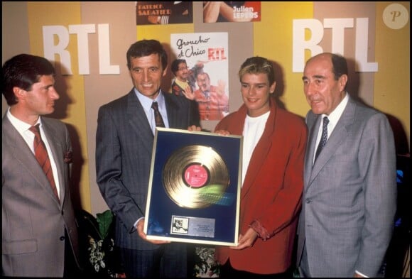 Stéphanie de Monaco reçoit un disque d'or pour son album Besoin, remis par le ministre de la culture de l'époque, François Léotard.