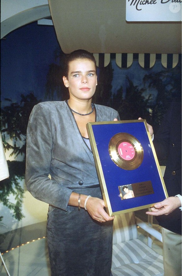 Stéphanie de Monaco reçoit un disque d'or pour son single Ouragan sur le plateau de l'émission Champs Elysées.
