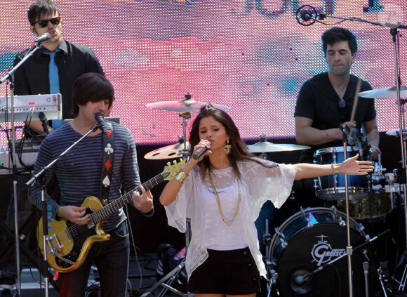 Selena Gomez donne un concert pour ses fans à Santa Monica, le 13 juin 2011.