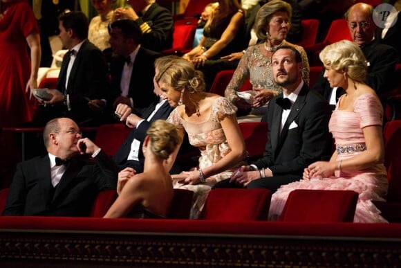 Albert de Monaco et Charlene Wittstock, la princesse Maxima, le prince Haakon et la princesse Mette-Marit en juin 2010.