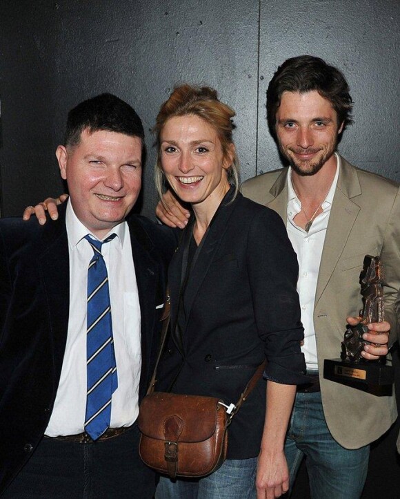 Francis van Listenborg, Julie Gayet et Raphaël Personnaz lors de la soirée Take it Irish organisée par MK2 et la marque de whisky Jameson au Social Club à Paris le 7 juin 2011