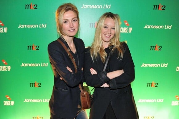 Julie Gayet et Ludivine Sagnier lors de la soirée Take it Irish organisée par MK2 et la marque de whisky Jameson au Social Club à Paris le 7 juin 2011