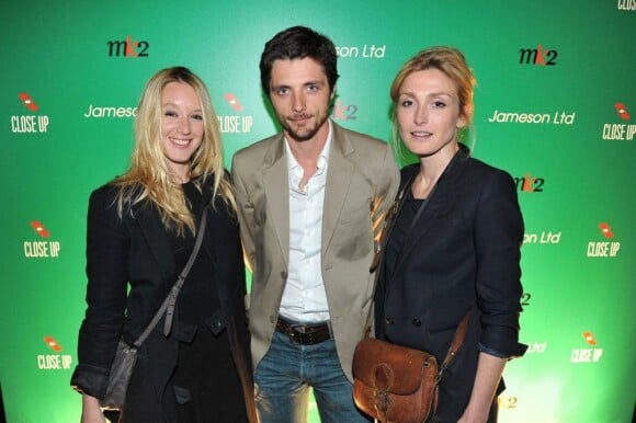 Ludivine Sagnier, Raphaël Personnaz et Julie Gayet lors de la soirée Take it Irish organisée par MK2 et la marque de whisky Jameson au Social Club à Paris le 7 juin 2011