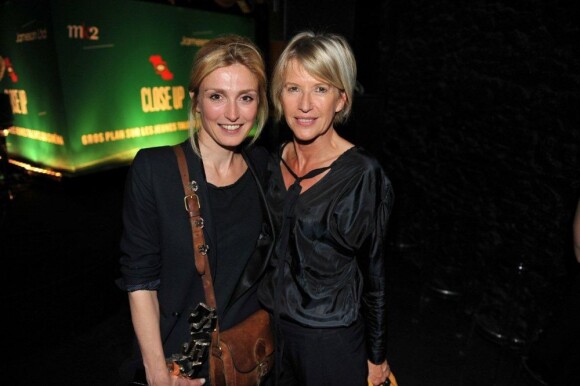 Julie Gayet et Colette Barbier lors de la soirée Take it Irish organisée par MK2 et la marque de whisky Jameson au Social Club à Paris le 7 juin 2011