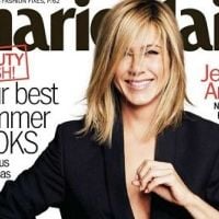 Jennifer Aniston, sexy et jambes nues, balance ses vieux dossiers