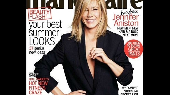 Jennifer Aniston, sexy et jambes nues, balance ses vieux dossiers