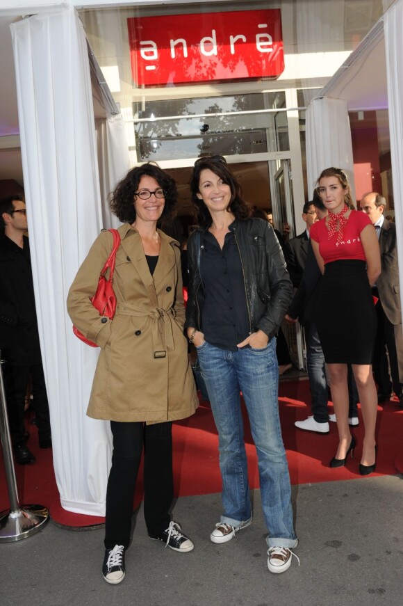 Caroline Tresca et Zabou lors de l'inauguration de la nouvelle boutique André, dans le 6e arrondissement de Paris.