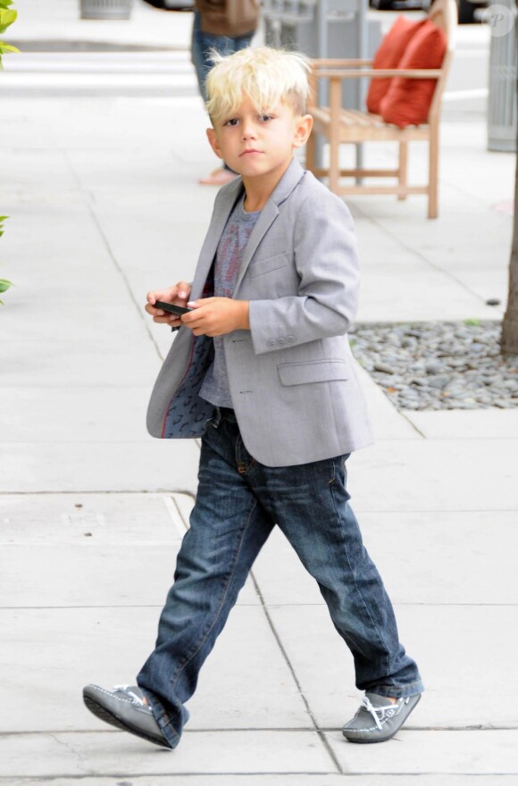 Malgré son look de star, Kingston, 5 ans, est un enfant comme les autres qui s'amusent d'un rien ! Los Angeles, 16 juin 2011