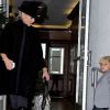 Gwen Stefani et son fils Kingston attendent Gavin Rossdale pour un déjeuner en famille. Seul le petit Zuma manque à l'appel. Los Angeles, 16 juin 2011