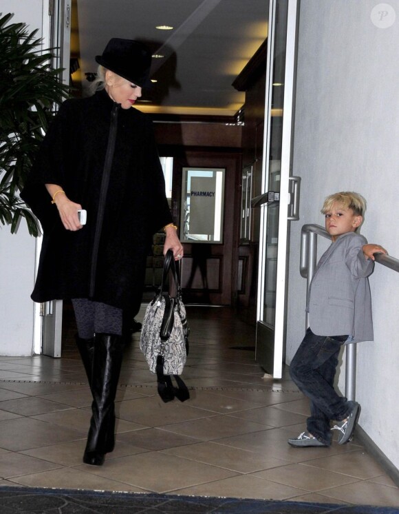 Gwen Stefani et son fils Kingston attendent Gavin Rossdale pour un déjeuner en famille. Seul le petit Zuma manque à l'appel. Los Angeles, 16 juin 2011