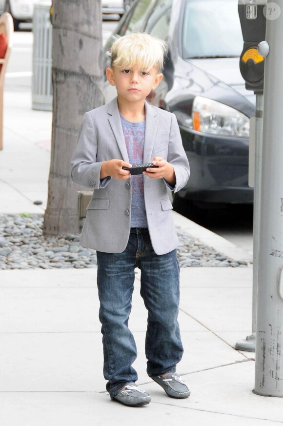 Malgré son look de star, Kingston, 5 ans, est un enfant comme les autres qui s'amusent d'un rien ! Los Angeles, 16 juin 2011