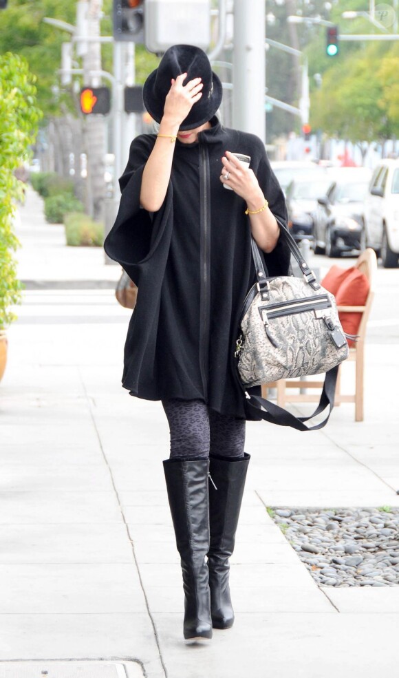 Borsalino, cape légère, bottes à talons... Gwen Stefani est absolument sublime avec son look trendy. Los Angeles, 16 juin 2011