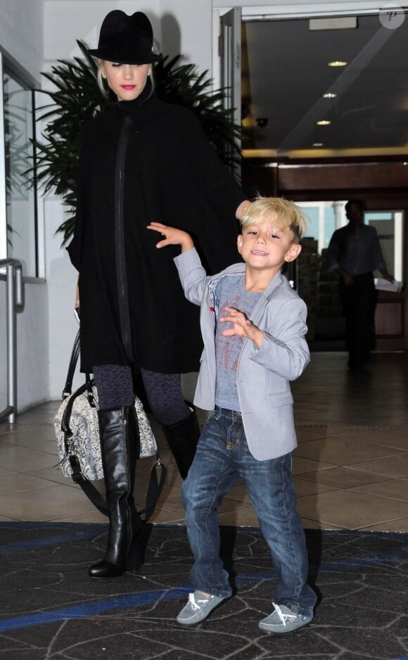 Gwen Stefani et son fils Kingston, 5 ans, affichent leur style. Le petit clown nous fait même en exclusivité la chorégraphie de Thriller de Michael Jackson ! Los Angeles, 16 juin 2011