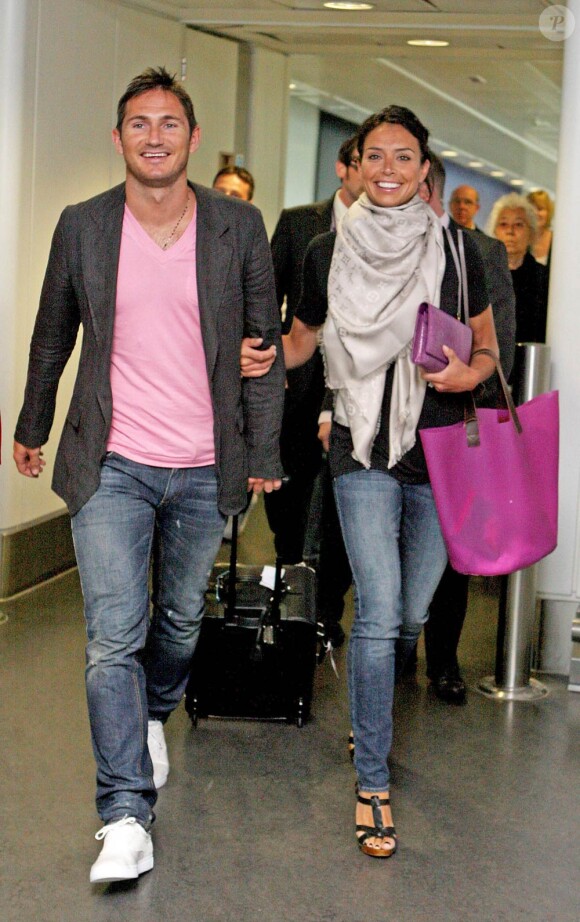 Frank Lampard et Christine Bleakley faisaient leur retour en Grande-Bretagne, à l'aéroport d'Heathrow, le 16 juin 2011, après deux semaines de vacances aux Etats-Unis, au cours desquelles le footballeur a demandé sa belle en mariage !