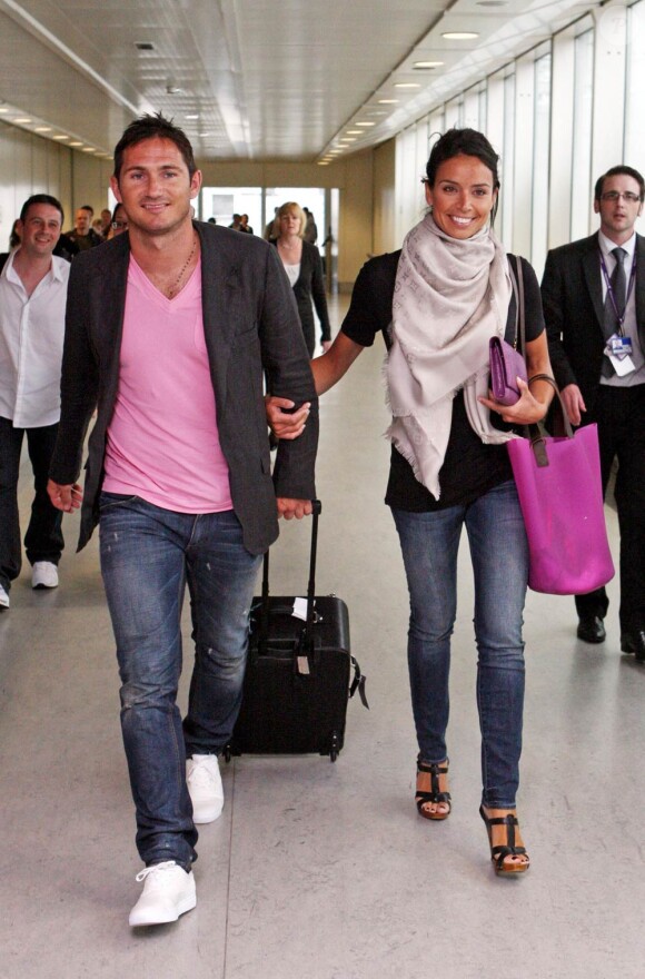Frank Lampard et Christine Bleakley faisaient leur retour en Grande-Bretagne, à l'aéroport d'Heathrow, le 16 juin 2011, après deux semaines de vacances aux Etats-Unis, au cours desquelles le footballeur a demandé sa belle en mariage !