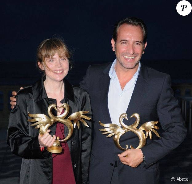 C'est l'année de Jean Dujardin ! Après le prix d'interprétation à Cannes, l'acteur a reçu le Swann d'Or du meilleur acteur pour Un balcon sur la mer. Isabelle Carré est, elle la meilleure actrice pour le film Les Émotifs anonymes, au festival de Cabourg 2011.
