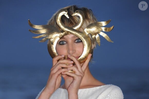 Pauline Lefèvre, sublime, a reçu le Swann d'Or de la révélation féminine de l'année pour Voir la mer, au festival de Cabourg 2011.
