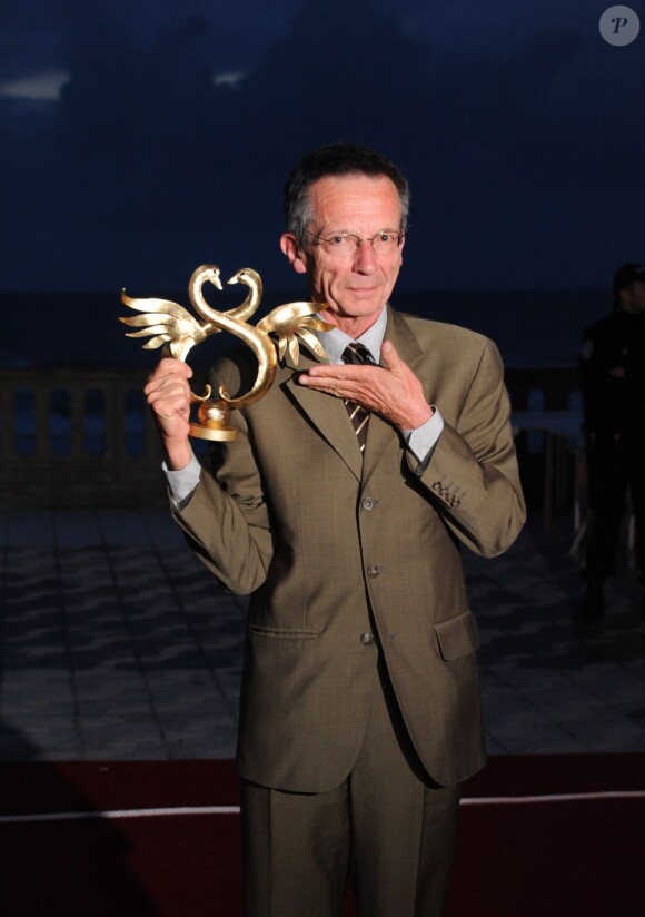 Patrice Leconte a reçu le Swann d'Or du meilleur réalisateur, pour le film Voir la mer, au festival de Cabourg en 2011. L'acteur, ici, très heureux d'avoir reçu son prix. 