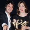 Valérie Donzelli a reçu le grand prix du festival de Cabourg 2011 pour le film La guerre est déclarée. Elle pose avec son ex-mari Jérémie Elkaim. Elle a réalisé l'excellent La guerre est déclarée. 