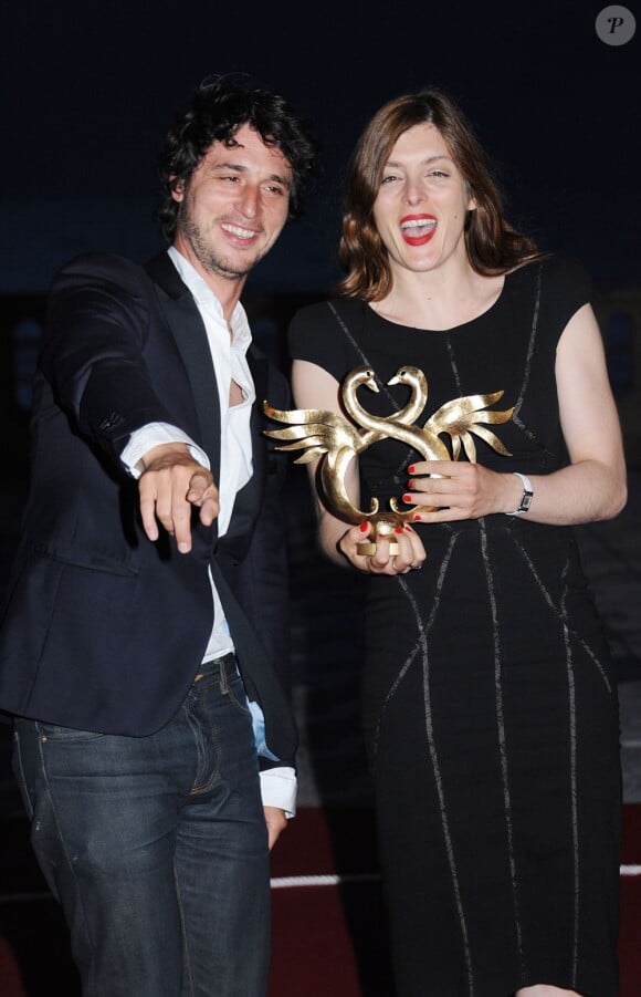 Valérie Donzelli a reçu le grand prix du festival de Cabourg 2011 pour le film La guerre est déclarée. Elle pose avec son ex-mari Jérémie Elkaim. Elle a réalisé l'excellent La guerre est déclarée. 