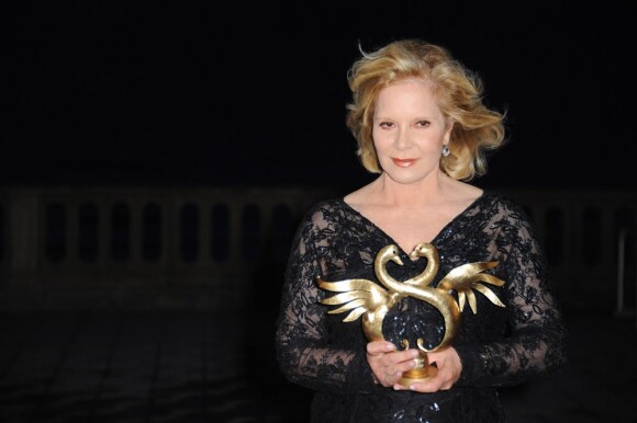 Sylvie Vartan, présidente du jury, reçoit le prix Coup de coeur pour ses 50 ans de carrière romantique.