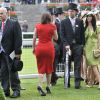 Ascot 2011, cinquième et dernière journée, samedi 18 juin 2011 : La princesse Eugenie d'York marque la clôture de l'événement avec une robe rouge audacieuse.
Pas d'embellie du côté du ciel, mais un bouquet final bien garni sur l'herbe verte du Berkshire !