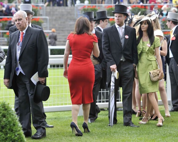 Ascot 2011, cinquième et dernière journée, samedi 18 juin 2011 : La princesse Eugenie d'York marque la clôture de l'événement avec une robe rouge audacieuse.
Pas d'embellie du côté du ciel, mais un bouquet final bien garni sur l'herbe verte du Berkshire !