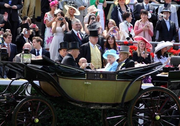 Ascot 2011, cinquième et dernière journée, samedi 18 juin 2011 : la reine Elizabeth II et son époux le duc d'Edimbourg arrivent pour la dernière fois en carrosse. RDV en 2012 !