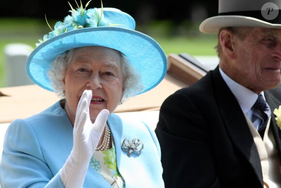 Ascot 2011, cinquième et dernière journée, samedi 18 juin 2011 : pas d'embellie du côté du ciel, mais on pouvait compter sur la reine Elizabeth II pour le coin de ciel bleu !