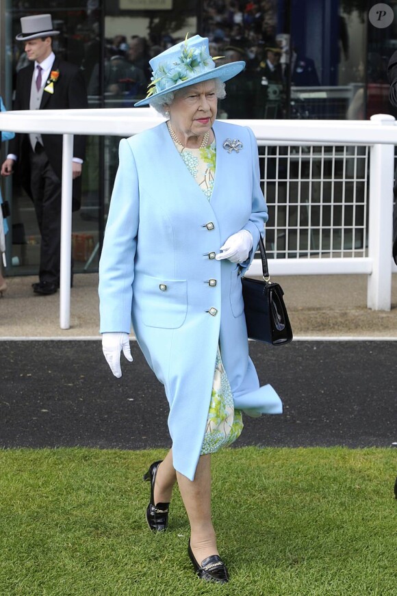 Ascot 2011, cinquième et dernière journée, samedi 18 juin 2011 : pas d'embellie du côté du ciel, mais on pouvait compter sur la reine Elizabeth II pour le coin de ciel bleu !